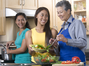 Tres mujeres en la cocina preparando una comida.