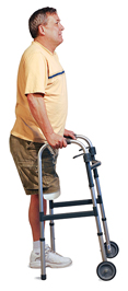 Hombre con amputación de una pierna, de pie en el centro del andador, con las manos sobre las empuñaduras.