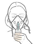 Mujer que inhala medicamento a través de una mascarilla de nebulizador que tiene colocada sobre la cara.