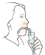 Mujer que inhala medicamento desde un nebulizador con boquilla.