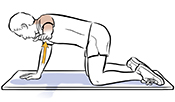 Hombre apoyado sobre codos y rodillas con el brazo izquierdo levantado hacia un lado, haciendo un ejercicio de estirar y mantener.