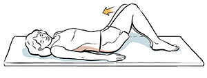 Mujer acostada boca arriba con las piernas giradas hacia un lado y la cadera girada hacia el lado contrario. 