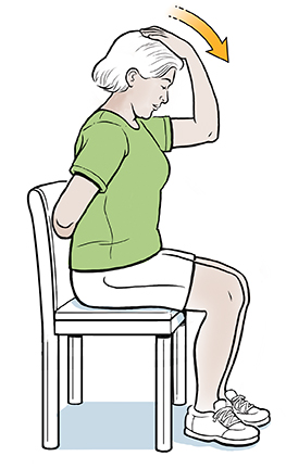 Mujer sentada en una silla con una mano detrás de la espalda y la otra encima de la cabeza, tirando de esta hacia delante.