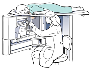 Mujer acostada en una máquina de biopsia estereotáctica de mama, operada por un técnico.